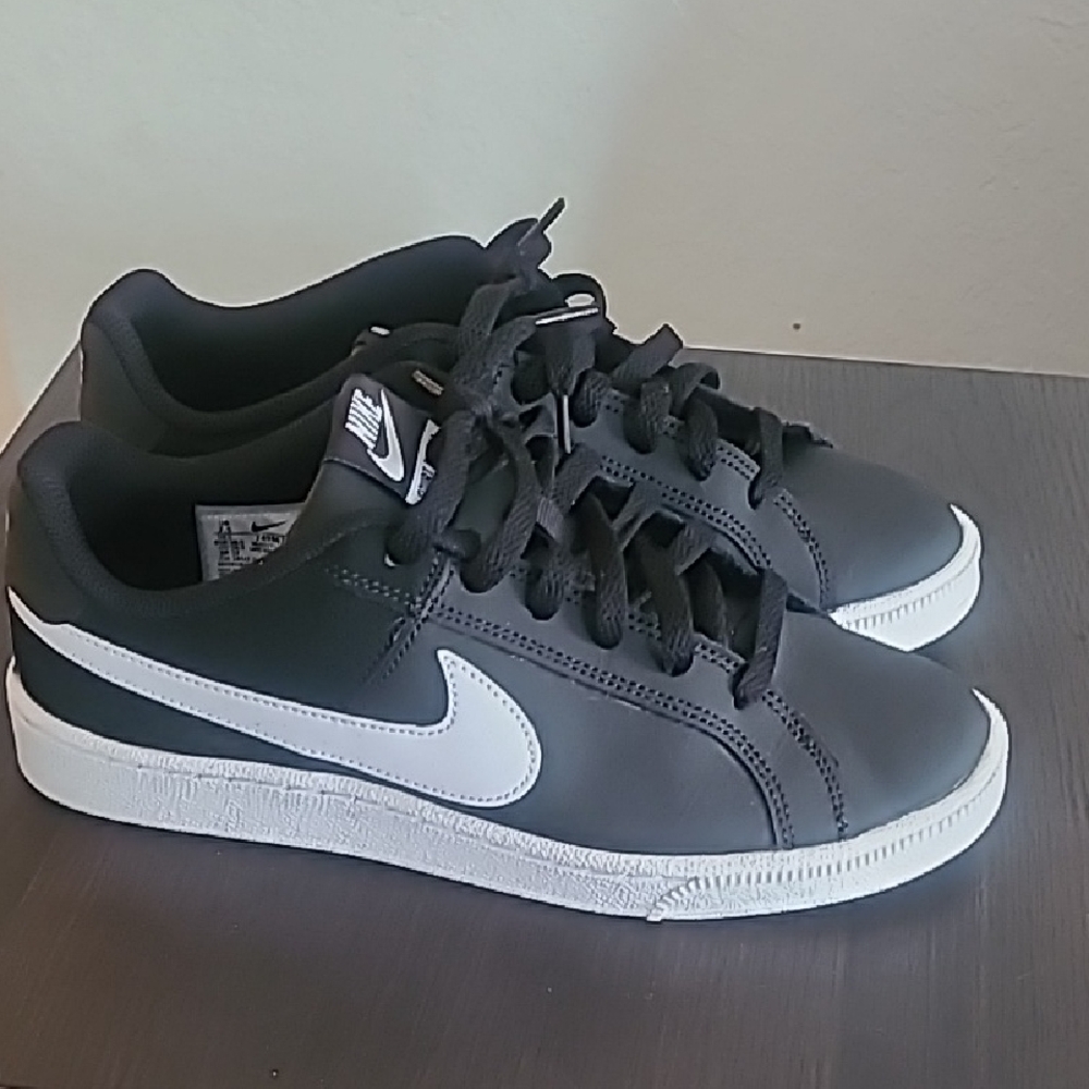 Nike Black and White Low-Top Sneakers - Swoosh Detail